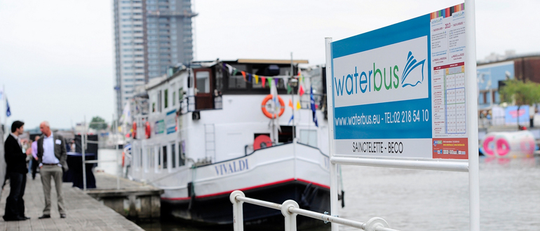 ONTDEK DE KANAALZONE VANOP DE BRUG VAN EEN BOOT